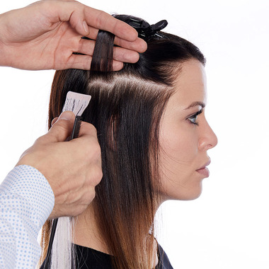 GL TAPES - Eigenhaar über das Tape legen:  (&copy; &copy; Great Lengths)