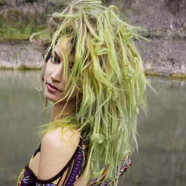 Glatt, lockig, zerzaust oder gekraust. Mit einer Haarverlängerung haben Sie mehr Möglichkeiten, Ihr Haar zu stylen:  (&copy; &copy; Great Lengths)