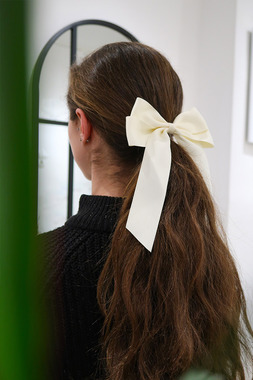 Haarschleife Cream:  (&copy; &copy; Great Lengths)