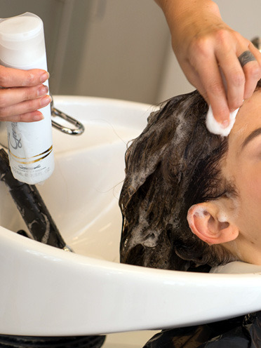 Mini-Portionen: Weniger ist mehr. Nur einen Klecks Shampoo verwenden und wenig Kur in die Spitzen.&nbsp;&nbsp; (&copy; Great Lengths)