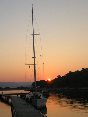 Sommer: Sonne und Salzwasser sind starke Belastungen. UV-Schutz vor dem Sonnenbaden verhindert das Ausbleichen (&copy; Great Lengths)