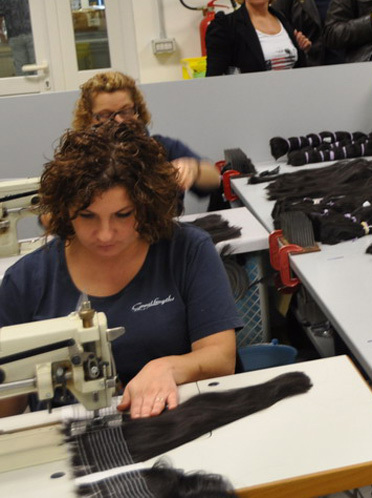 Die Haare werden auf Stoffbahnen genäht um ein Verwirbeln im De-Pigmentierungsprozesszu verhindern