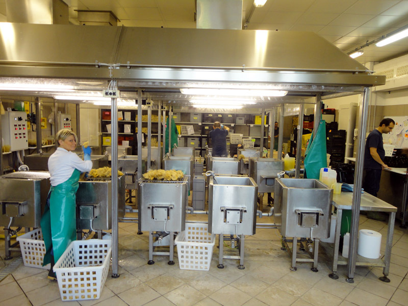 In der Verarbeitung der Haare steckt viel Handarbeit (&copy; Weiss Touristik)