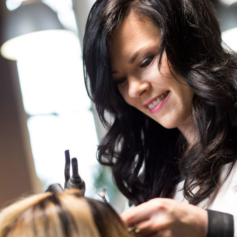 Hair-Stylistin Nicole Uhlmann bei der Arbeit (&copy; Great Lengths)