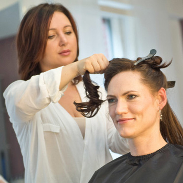 Antje mit ihrer Stylistin (&copy; Great Lengths)