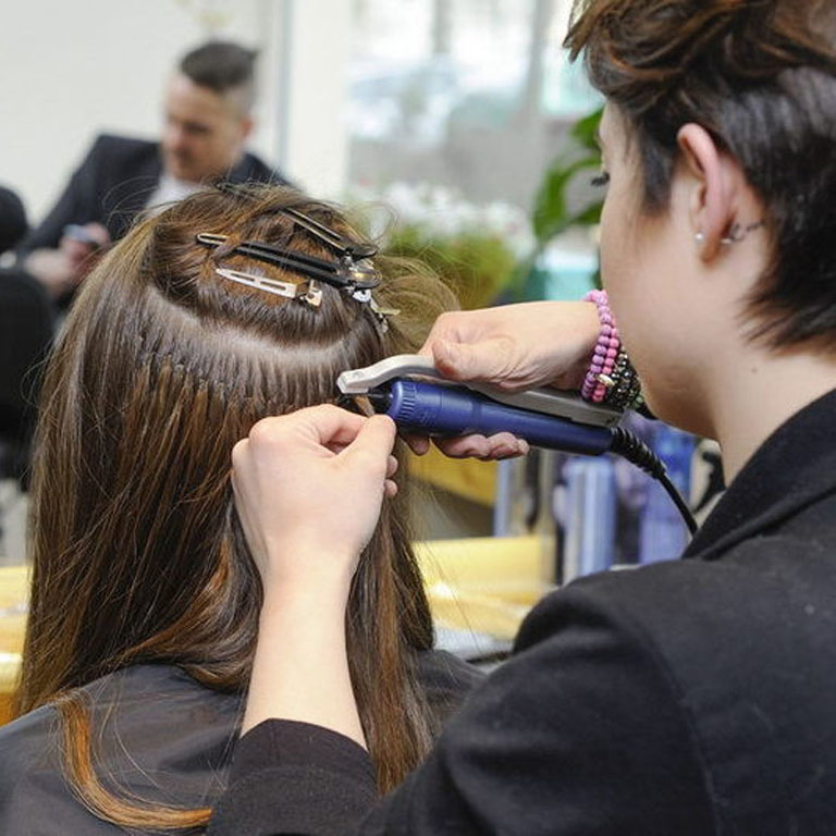 Kasia mit ihrer Stylistin (&copy; Great Lengths)