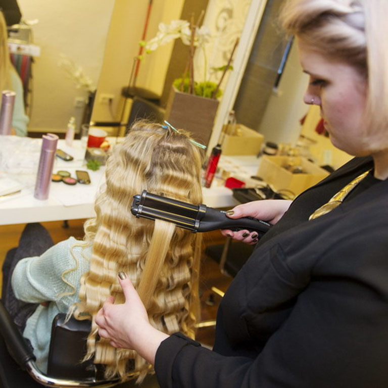 Marlene mit ihrer Stylistin (&copy; Great Lengths)