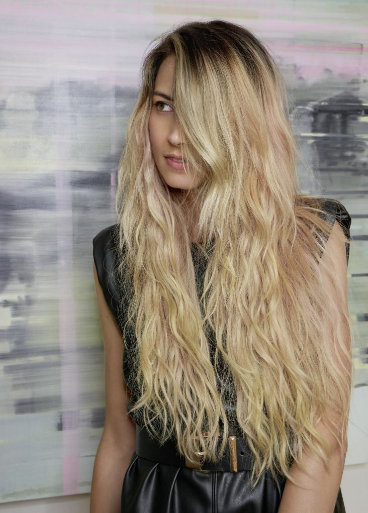 Rooted, dunkler Ansatz mit Übergang in Blondtöne (&copy; Great Lengths)