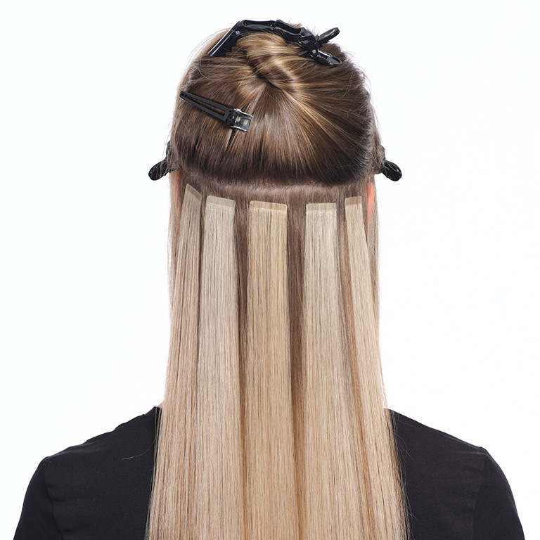 GL TAPES - Eigenhaar über das Tape legen (&copy; Great Lengths)