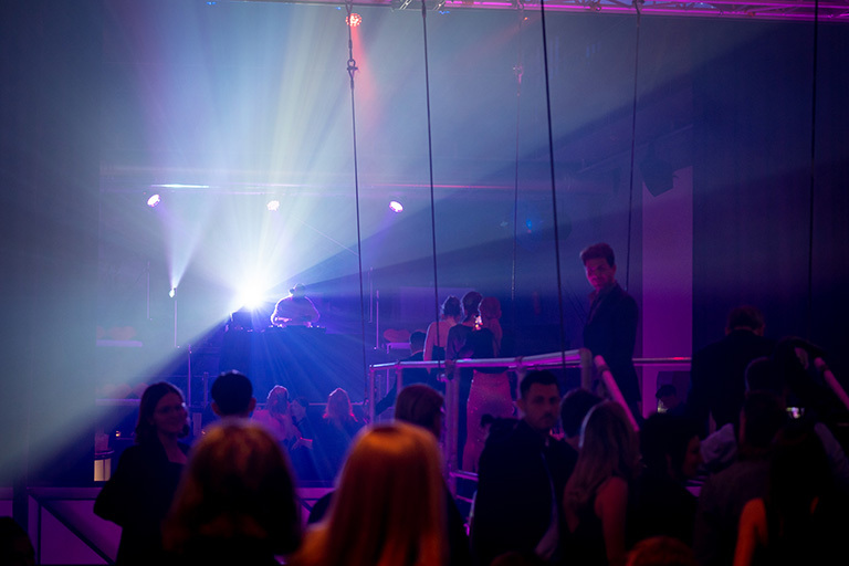 Party bis tief in die Nacht - 221030-GL-my_first_experience-1380 (&copy; Great Lengths)