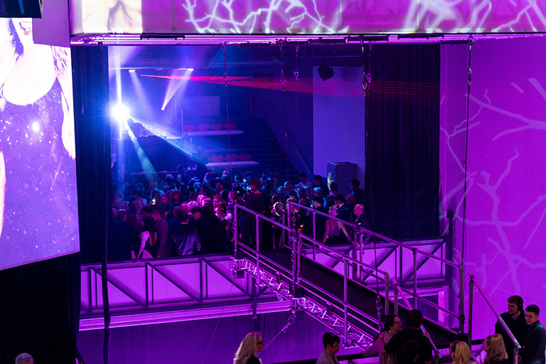 Party bis tief in die Nacht - 221030-GL-my_first_experience-1403 (&copy; Great Lengths)