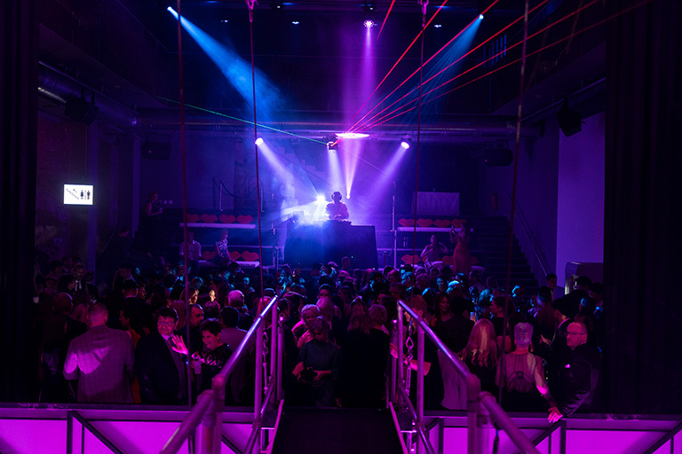 Party bis tief in die Nacht - 221030-GL-my_first_experience-1419 (&copy; Great Lengths)