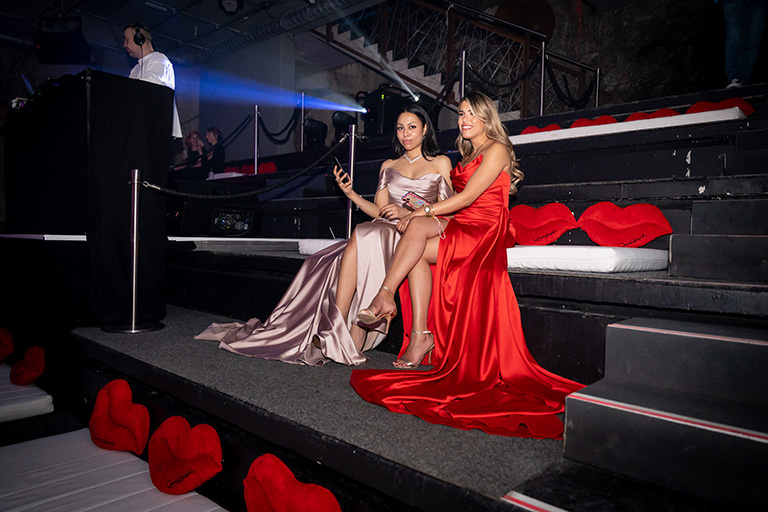 Party bis tief in die Nacht - 221030-GL-my_first_experience-1434 (&copy; Great Lengths)