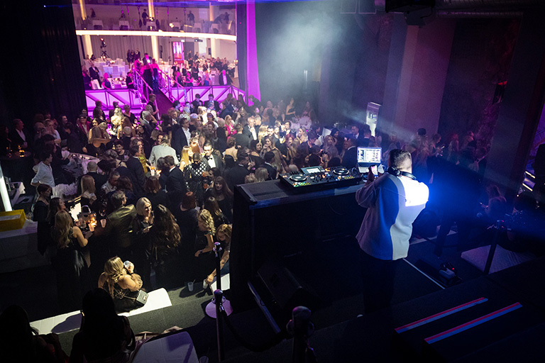 Party bis tief in die Nacht - 221030-GL-my_first_experience-1481 (&copy; Great Lengths)