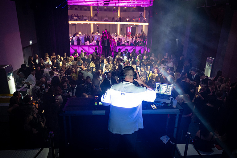 Party bis tief in die Nacht - 221030-GL-my_first_experience-1481 (&copy; Great Lengths)