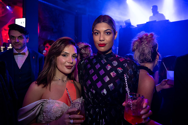 Party bis tief in die Nacht - 221030-GL-my_first_experience-1543 (&copy; Great Lengths)