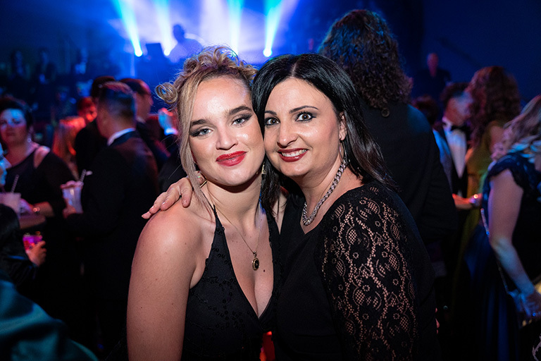 Party bis tief in die Nacht - 221030-GL-my_first_experience-1564 (&copy; Great Lengths)