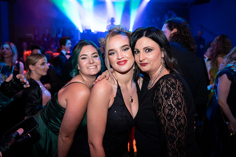 Party bis tief in die Nacht - 221030-GL-my_first_experience-1566 (&copy; Great Lengths)