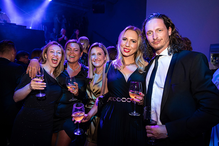 Party bis tief in die Nacht - 221030-GL-my_first_experience-1595 (&copy; Great Lengths)