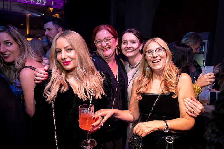 Party bis tief in die Nacht - 221030-GL-my_first_experience-1603 (&copy; Great Lengths)