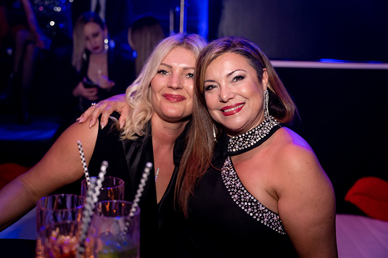 Party bis tief in die Nacht - 221030-GL-my_first_experience-1605 (&copy; Great Lengths)