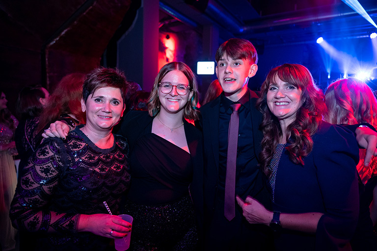 Party bis tief in die Nacht - 221030-GL-my_first_experience-1632 (&copy; Great Lengths)