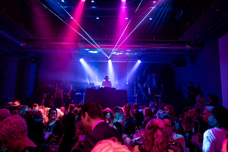 Party bis tief in die Nacht - 221030-GL-my_first_experience-1638  (&copy; Great Lengths)