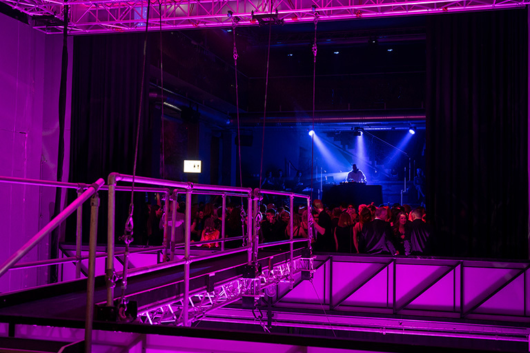 Party bis tief in die Nacht - 221030-GL-my_first_experience-1643 (&copy; Great Lengths)