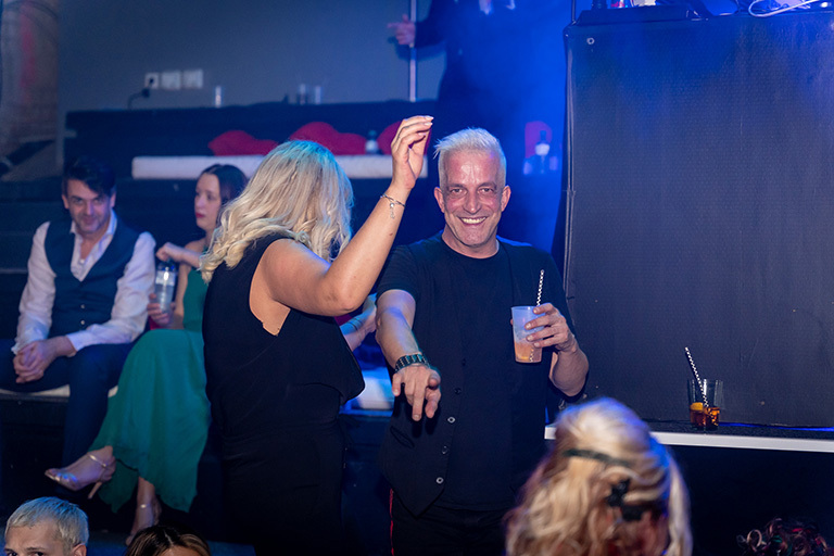 Party bis tief in die Nacht - 221030-GL-my_first_experience-1678 (&copy; Great Lengths)