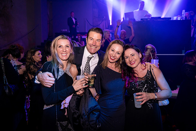 Party bis tief in die Nacht - 221030-GL-my_first_experience-1686 (&copy; Great Lengths)