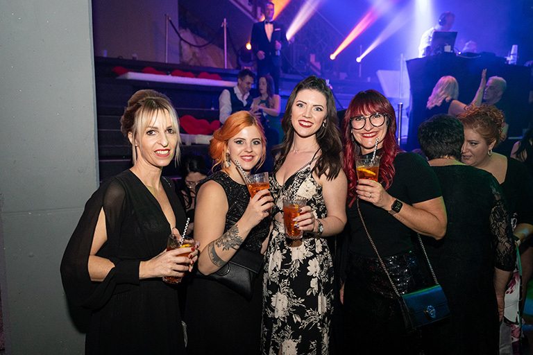 Party bis tief in die Nacht - 221030-GL-my_first_experience-1690 (&copy; Great Lengths)