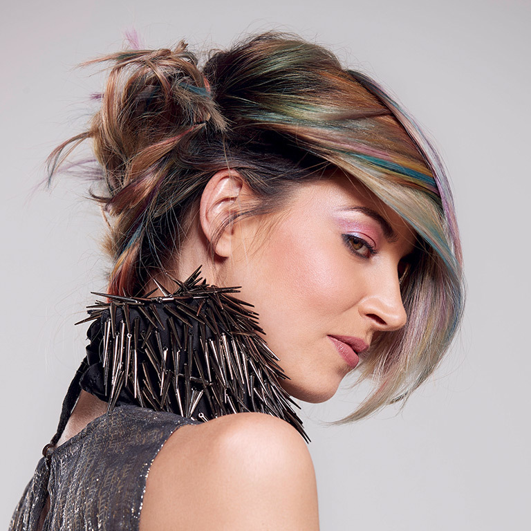 Oktavia, tief im Nacken getragener Knoten (&copy; Great Lengths)